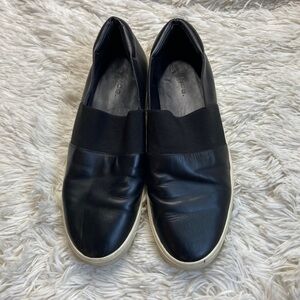VINCE CORBIN SLIP-ON SNEAKER IN BLACK LEATHER